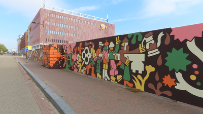 908985 Afbeelding van de door Philip Lindeman beschilderde bouwschutting langs het Berlijnplein tussen Bioscoop Pathé ...